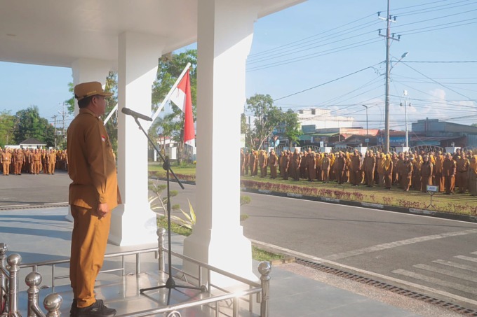 APEL: Bupati Sergai Darma Wijaya saat pimpin apel perdana setelah pelantikan di periode kedua. (FADLY/SUMUT POS )