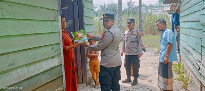 BANTUAN: Mewakili Kapolres Labusel, personel memberikan bantuan sembako kepada warga kurang mampu di Desa Asam Jawa, Kecamatan Torgamba, Labusel. KHAIRUDDIN/SUMUT POS