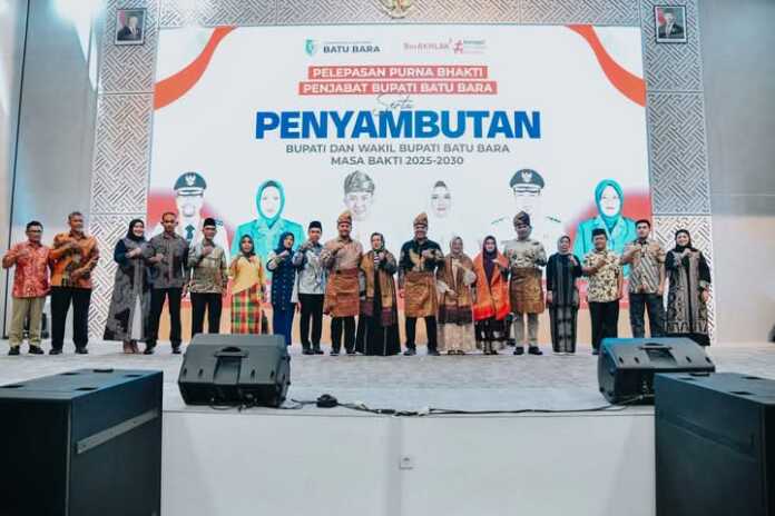 FOTO BERSAMA: Pj. Bupati Heri Wahyudi, Bupati Batubara Baharuddin Siagian, Wakil Bupati Batubara Syafrizal, Ketua DPRD Batubara M Safii, Kapolres Batubara AKBP Taufik Hidayat Thayeb saat buka puasa bersama Pemkab Batubara, Senin(3/3/2025).Foto :/Liberti H haloho.