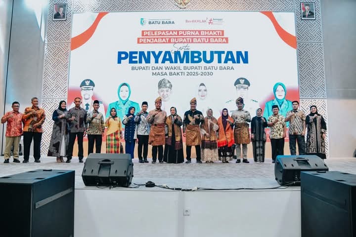 FOTO BERSAMA: Pj. Bupati Heri Wahyudi, Bupati Batubara Baharuddin Siagian, Wakil Bupati Batubara Syafrizal, Ketua DPRD Batubara M Safii, Kapolres Batubara AKBP Taufik Hidayat Thayeb saat buka puasa bersama Pemkab Batubara, Senin(3/3/2025).Foto :/Liberti H haloho.