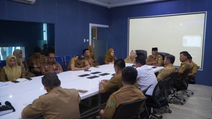 IKUTI: Wabup, Tiorita br Surbakti mengikuti rakoor bersama Kemendagri dari Langkat Command Center.(Diskominfo Langkat/Sumut Pos)