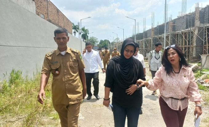 SIDAK: Wakil Ketua Komisi IV DPRD Medan, M. Afri Rizki Lubis, Sekretaris Dame Duma Sari Hutagalung, serta Anggota Jusup Ginting Suka, Zulham Effendi, Lailatul Badri, dan Antonius Devolis Tumanggor saat sidak Bangunan perumahan Royal Residence di Jalan Pasar III, Kelurahan Tegal Rejo, Medan Perjuangan.