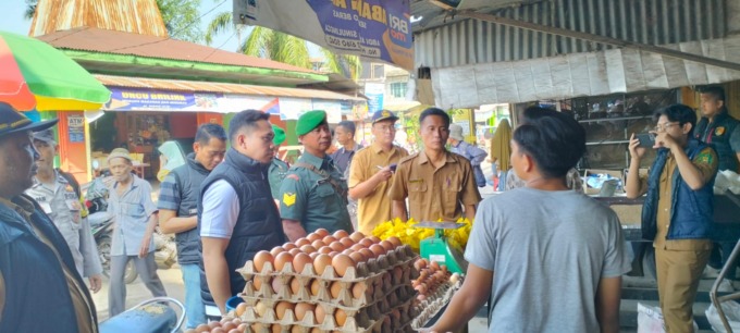 MONITORING: Kasat Reskrim, AKP Pandu H.W. Batubara, SIK, MH bersama perwakilan instansi terkait melakukan monitoring ketersediaan bapokting di Langkat. SAHRUL/SUMUT POS