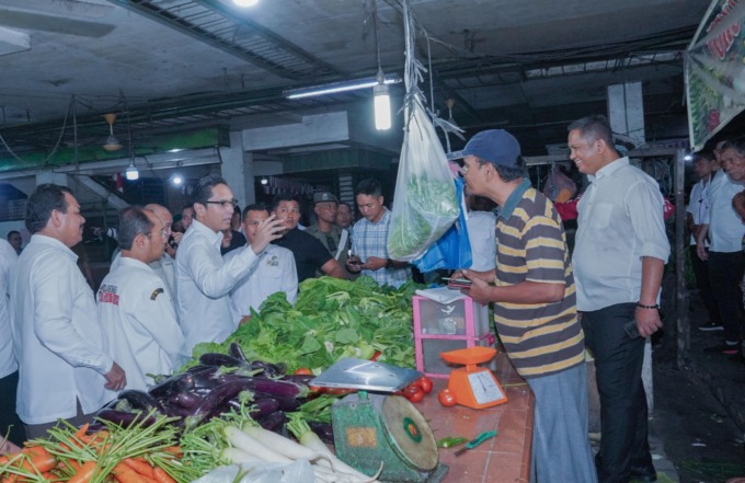 Wali Kota Medan Rico Tri Putra Bayu Waas melakukan sidak untuk meninjau harga bahan pokok (bapok) di Pasar Petisah Medan, Rabu (5/3) pagi.