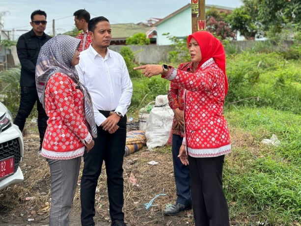 DATANGI TPA: Wakil Wali Kota Siantar, Herlina datangi langsung penanganan sampah di TPA. ISTIMEWA/SUMUT POS