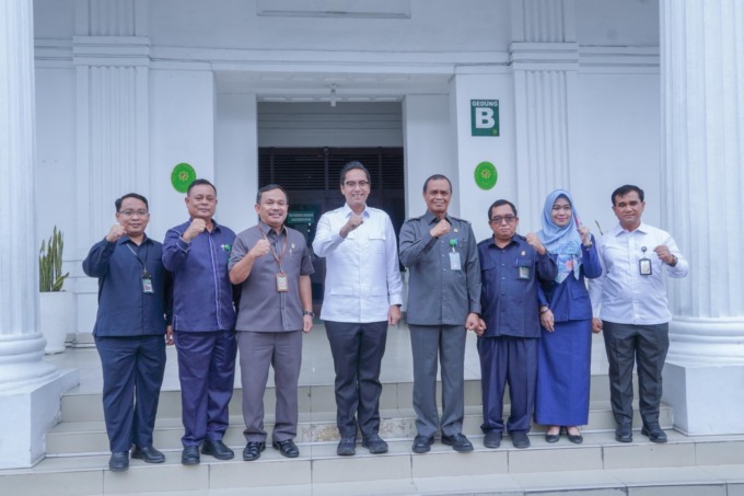 SILATURAHMI: Wali Kota Medan Rico Tri Putra Bayu Waas bersilaturahmi dengan Ketua PN Medan Jon Sarman Saragih di Kantor PN Medan Jalan Pengadilan, Rabu (5/3).