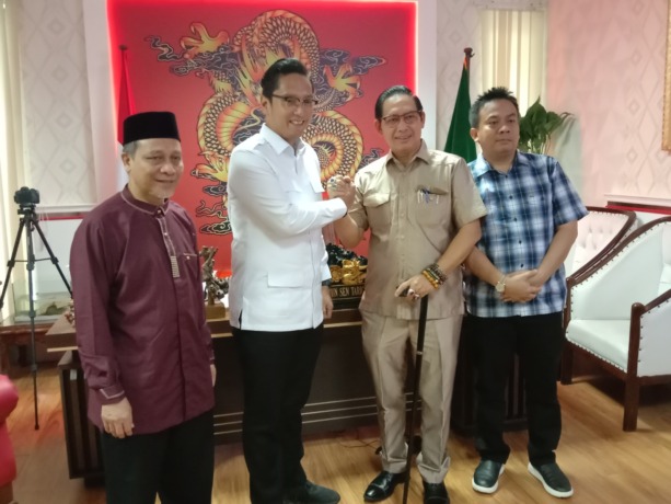 TERIMA: Ketua DPRD Medan, Wong Chun Sen serta dua Wakil Ketua DPRD Medan, H. Rajudin Sagala dan H. Zulkarnaen, terima kunjungan Wali Kota Medan Rico Waas di gedung DPRD Kota Medan, Rabu (5/3).