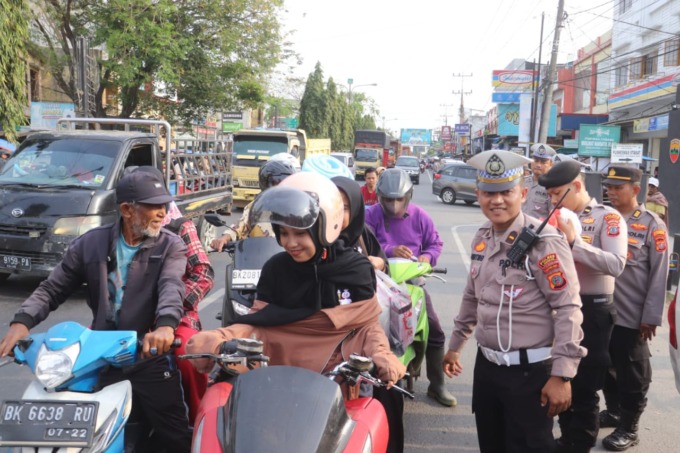 BERBAGI: Personel Langkat memberikan takjil kepada masyarakat. ISTIMEWA/SUMUT POS