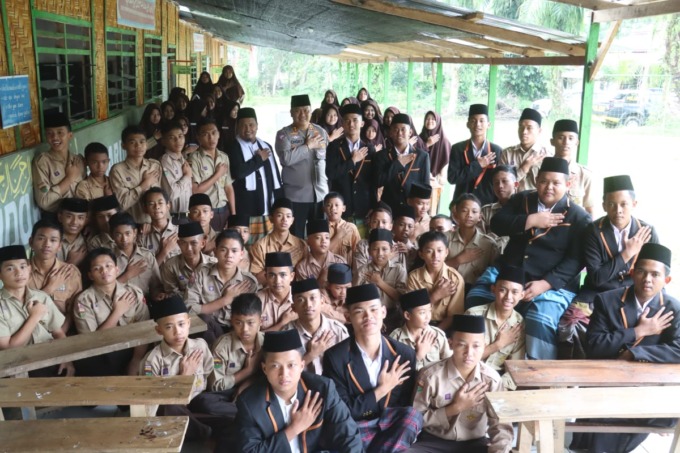 FOTO BERSAMA: Kapolres Simalungun foto bersama dengan santri dan santriwati. PRA EVASI/SUMUT POS