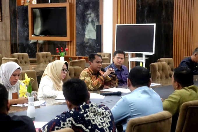 RAPAT: Bupati Sergai Darma Wijaya saat mepimpin rapat strategi peningkatan PBB-P2. ( FADLY/SUMUT POS)