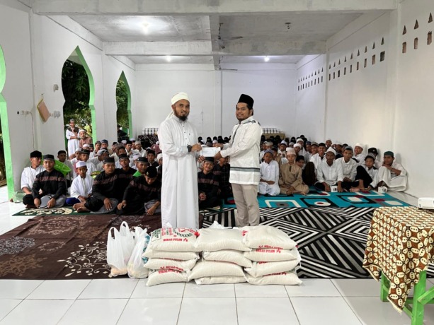 Penyerahan paket berkah Ramadan yang disampaikan oleh Manajer ULP Aek Nabara kepada Ketua Yayasan Raudhatul Ulum.