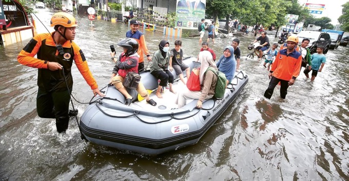 JALAN DAN PERUMAHAN TERGENANG: Tim BPBD Jawa Timur mengevakuasi warga terdampak banjir di Pepelegi, Waru, Sidoarjo, kemarin (7/2). (DITE SUHENDRA/JAWA POS)