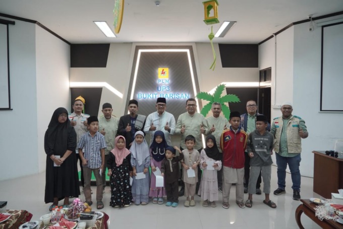 Foto bersama Manajemen PLN UID Sumut, YBM PLN bersama anak-anak penerima santunan.