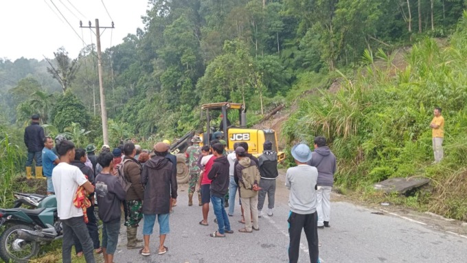 LONGSOR: Gempa Bumi Berkekuatan 5,5 Magnitudo mengguncang beberapa Kecamatan di Kabupaten Tapanuli Tengah. Guncangan itu mengakibatkan tanah longsor dan rumah ambruk, Selasa (18/3/2025). ISTIMEWA/SUMUT POS