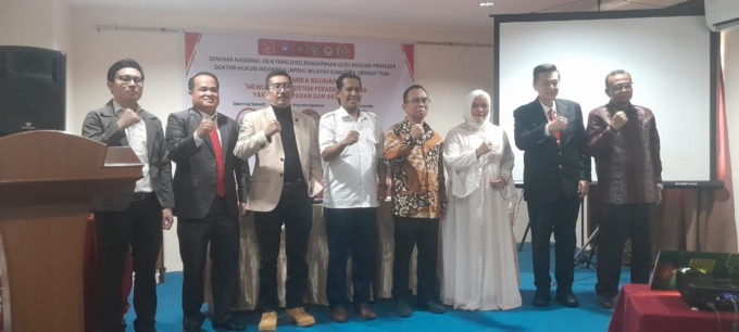 BERSAMA: Ketua APDHI Wilayah Sumatera, Prof Dr Yasmirah Mandasari Saragih SH MH bersama lainnya, dalam Seminar Nasional ke-8 di Hotel Sultan Medan, Kamis (20/3) sore. Dewi Syahruni Lubis/Sumut Pos