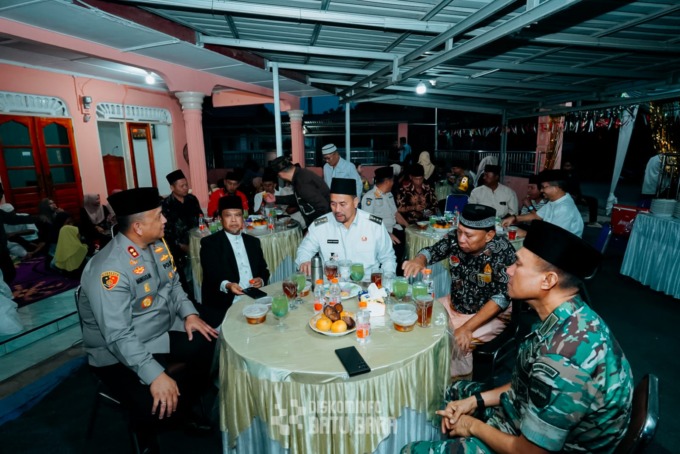 SAFARI RAMADAN: Bupati Batubara H Baharuddin Siagian menutup rangkaian kegiatan Safari Ramadan Bahagia di Masjid Al-Hidayah, Desa Mangkai Lama, Kecamatan Limapuluh, Jumat (28/03/2025). Foto:/Liberti H Haloho/SUMUT POS