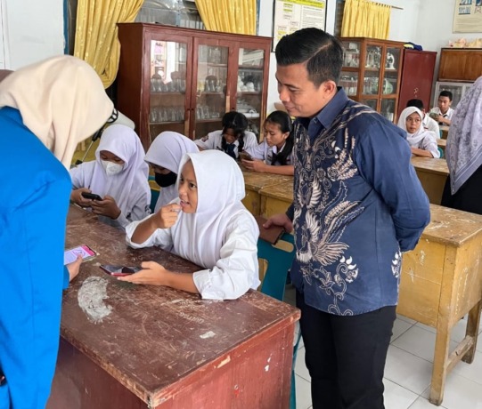 PENGABDIAN: Tim PKM UMSU melaksanakan implementasi kegiatan pengabdian kepada siswa UPT SMP Negeri 23 Medan, Rabu (13/3/2025). ISTIMEWA/SUMUT POS