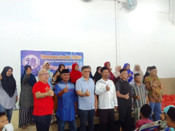 FOTO BERSAMA: Penguruas Yayasan Sosial Kemuliaan Moral foto bersama dengan warga. ISTIMEWA/SUMUT POS