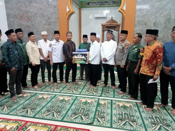 BERIKAN: Ketua Tim 4 Zulfikar saat berikan bingkisan diwakili ketua BKM Nurul Hidayah Fauzi Pratama . (FADLY/SUMUTPOS)