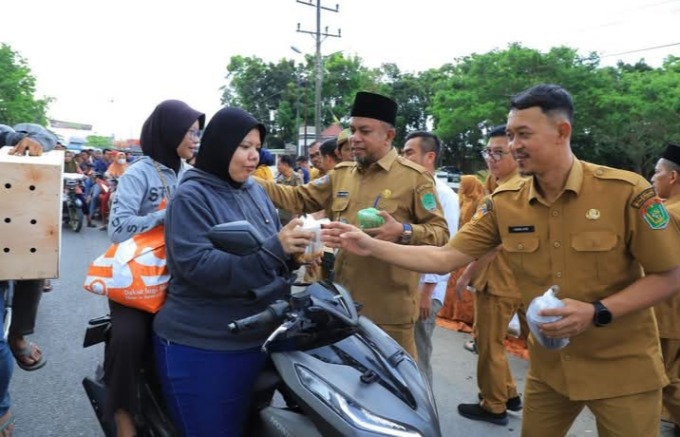 BERBAGI: Wakil Bupati Labuhanbatu Utara, Dr. H. Samsul Tanjung, ST., M.H turun langsung membagikan takjil kepada masyarakat. INDRA LUBIS/SUMUT POS