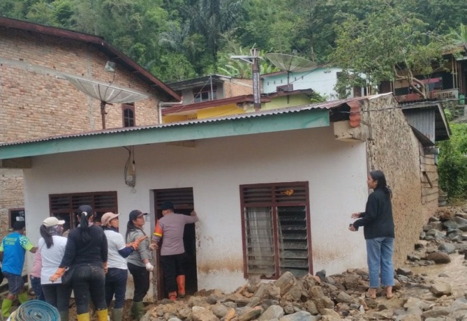 Salah satu rumah warga yang terdampak banjir di parapat kabupaten simalungun.