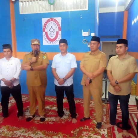 RESMIKAN: Bupati Batubara H Baharuddin Siagian SH MSi didampingi Wakil Bupati Batu Bara Syafrizal SE MAP meresmikan Kantor Hukum Bahagia Keadilan, Senin (10/3/2025). Foto :/Liberti H Haloho.