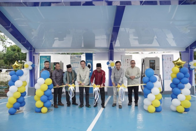 Ceremony Pengguntingan pita saat peresmian SPKLU yang berlokasi di halaman Kantor PLN UP3 Pematangsiantar. (14/03)