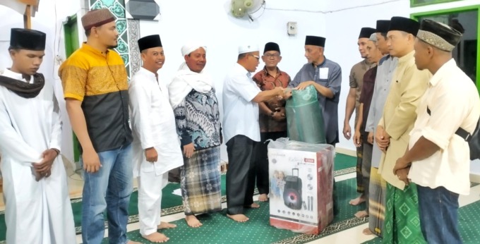 Pemkab Simalungun Serahkan Sajadah dan Loudspeaker kepada Masjid Al-Istiqomah Nagori Bahal Batu