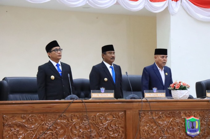 PARIPURNA: Wakil Ketua DPRD Binjai, Juli Sawitma Nasution (kanan) saat pimpin rapat paripurna penyampaian pidato visi-misi wali kota dan wakil wali kota.(Diskominfo Binjai/Sumut Pos)