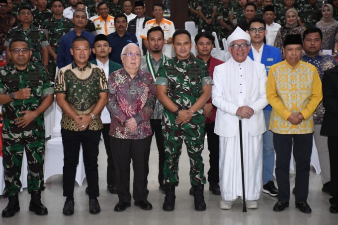 BERSAMA: Pangdam I/BB, Mayjen TNI Rio Firdianto bersama elemen masyarakat, tokoh agama, BEM dan lainnya, di Balai Prajurit Kodam I/BB. foto: ISTIMEWA/SUMUT POS