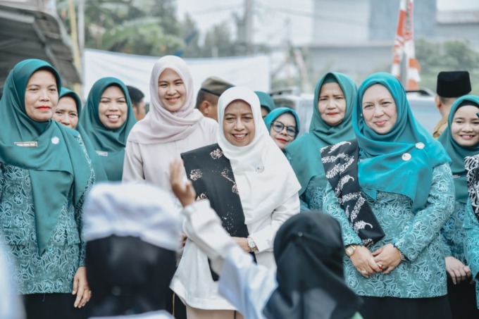 KUNKER: Ketua Pembina Posyandu Kabupaten Batubara, Henny Heridawaty saat sambut Kunjungan Kerja Wakil Ketua Posyandu Sumatera Utara, Titiek Sugiharti Surya beserta rombongan, Senin (28/04/2025).foto: Liberti h Haloho/Sumut Pos