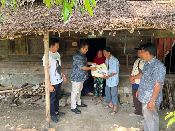 TERIMA: Mat Dani menerima bantuan tali asih dan paket sembako dari Pemkab Langkat. Diskominfo Langkat/Sumut Pos