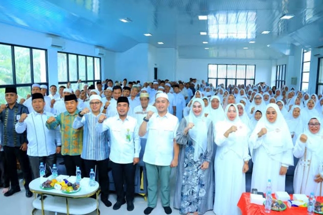 BERSAMA: Bupati LABURA, Dr.Hendriyanto Sitorus SE MM dsn Wakil Bupati Dr.H. Samsul Tanjung ST, MH foto bersama peserta manajik haji. ISTIMEWA/SUMUT POS