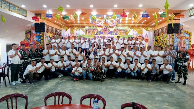 HALALBIHALAL: Keluarga Besar Babinminvetcaddam I/BB saat melaksanakan acara Halalbihalal, di Wisata Pantai Bali Lestari Pantai Cermin, Kecamatan Perbaungan, Kabupaten Sergai. Sumut Pos/Dokumen Pribadi
