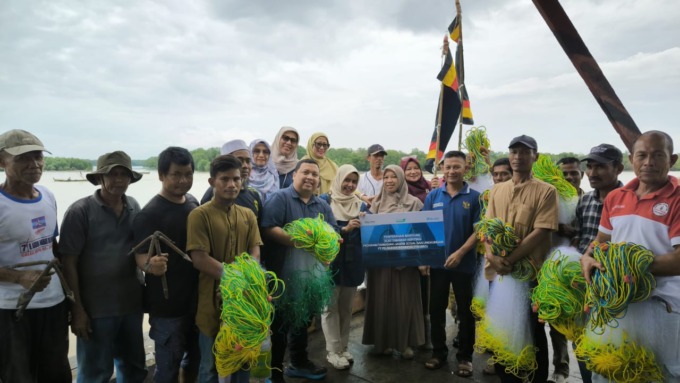 BANTUAN: Masyarakat nelayan di Kelurahan Bagan Deli, Kota Medan, mengungkapkan rasa terima kasih yang sebesar-besarnya kepada Regional 1 atas bantuan alat tangkap kepiting yang diberikan kepada para nelayan setempat yang dilaksanakan, Selasa (29/04/2025). FOTO: IKHSAN/SUMUT POS