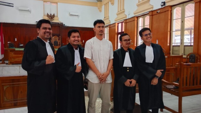 SIDANG: Eks Timnas U-20, Irfan Raditya (tengah) terdakwa kasus korupsi seusai menjalani sidang putusan di Pengadilab Tipikor Medan, Kamis (10/4).