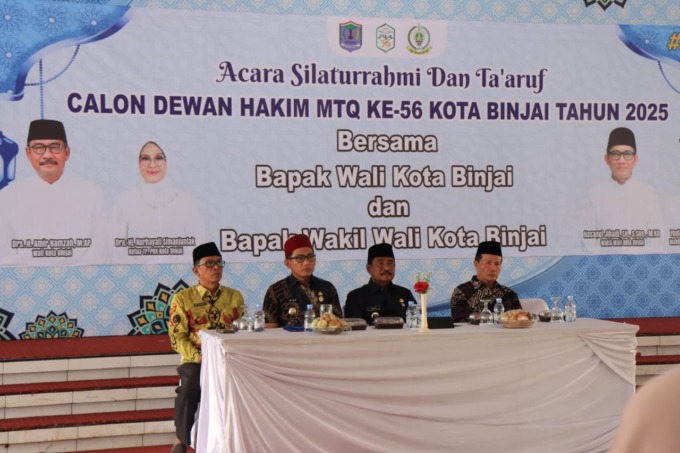 RAPAT: Wali Kota Binjai, Amir Hamzah (dua dari kanan) dan wakil wali kota, Hasanul Jihadi (dua dari kiri) dalam kesempatan rapat teknis dewan hakim.(Diskominfo Binjai/Sumut Pos)