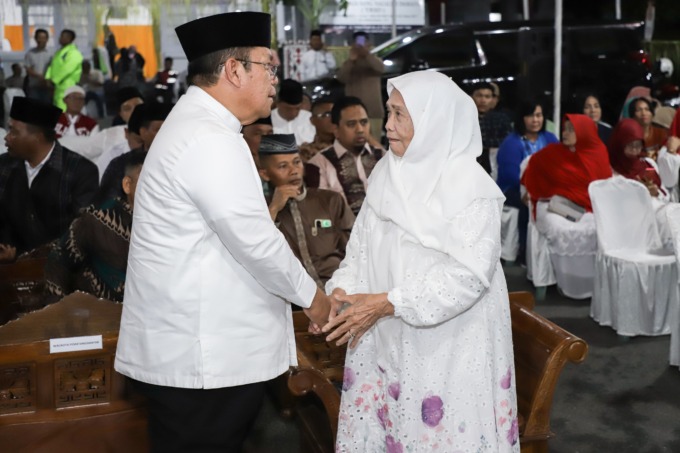 SAPA: Wali Kota Siantar, Wesly Silalahi menyapa masyarakat. ISTIMEWA/SUMUT POS