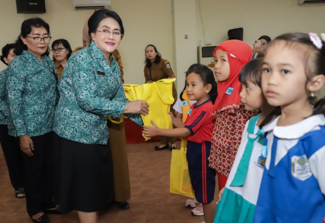 SERAHKAN: Ketua TP PKK Kota Pematangsiantar Ny Liswati Wesly Silalahi serahkan hadiah bagi pemenang lomba mewarnai.. ISTIMEWA/SUMUT POS