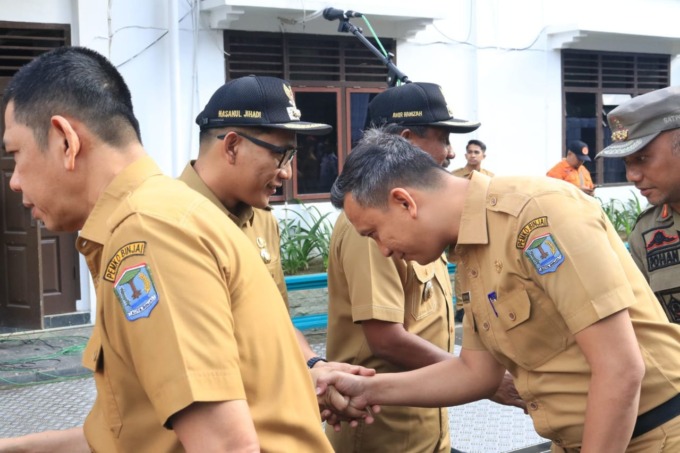 BERSALAMAN: Kadis Kominfo, Sofyan Siregar saat bersalaman dengan wakil wali kota, Hasanul Jihadi.(Diskominfo Binjai/Sumut Pos)