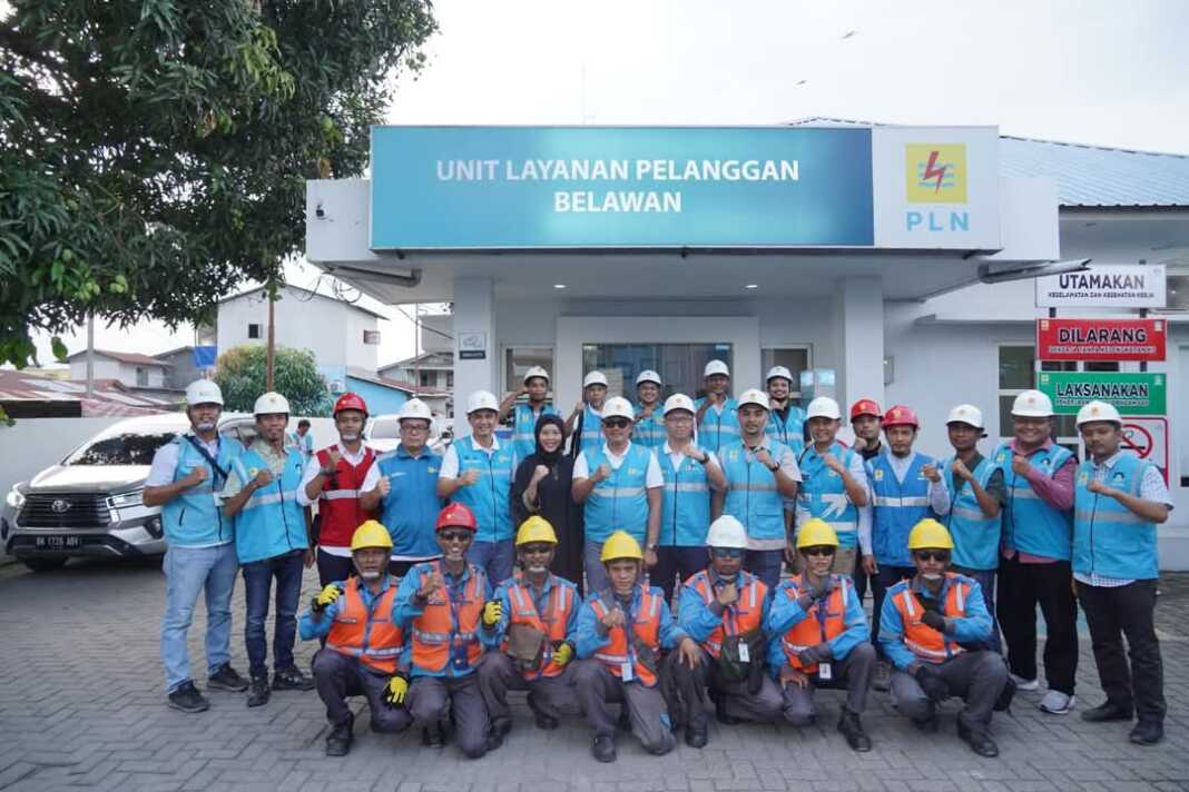 Manajemen PLN UID Sumatera Utara saat berkunjung ke posko siaga pengamanan kelistrikan ULP Belawan