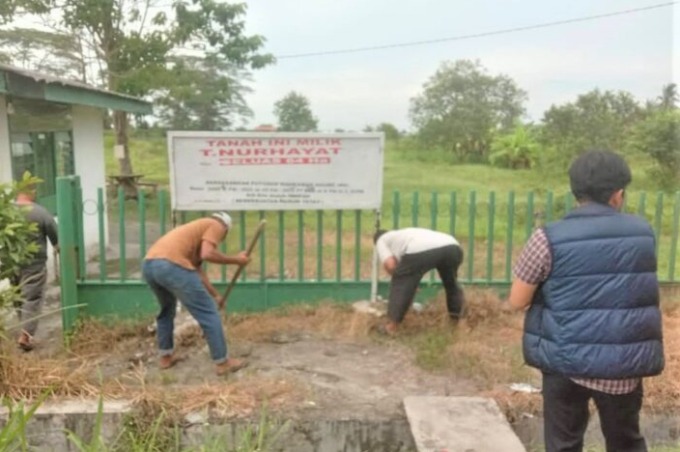 BONGKAR: Beberapa orang melakukan pembongkaran Plang. (ISTIMEWA/SUMUT POS)