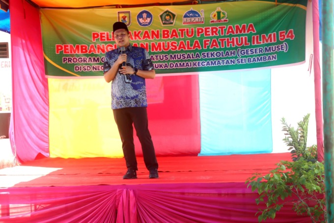 SAMBUTAN: Wabup Sergai H Adlin Tambunan beri kata sambutan saat kunjungi sekolah di SD Negeri 106453 di Sei Bamban. (FADLY/SUMUTPOS)