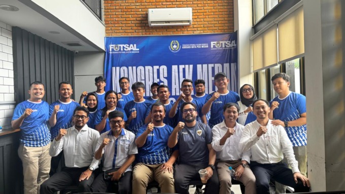 BERSAMA: Ketua AFK Medan terpilih Ingan Pane pose bersama para voters.(dok pribadi)