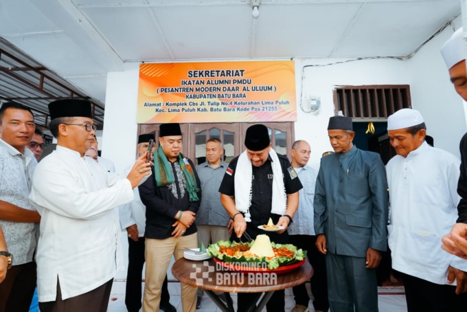 RESMIKAN: Bupati Batubara Baharuddin Siagian, SH, M.Si saat resmikan Sekretariat Ikatan Alumni Pesantren Modern Daar Al Uluum (IKA PMDU), Perumnas Lima Puluh, Sabtu (19/04/2025). Foto:Liberti h Haloho/SUMUT POS