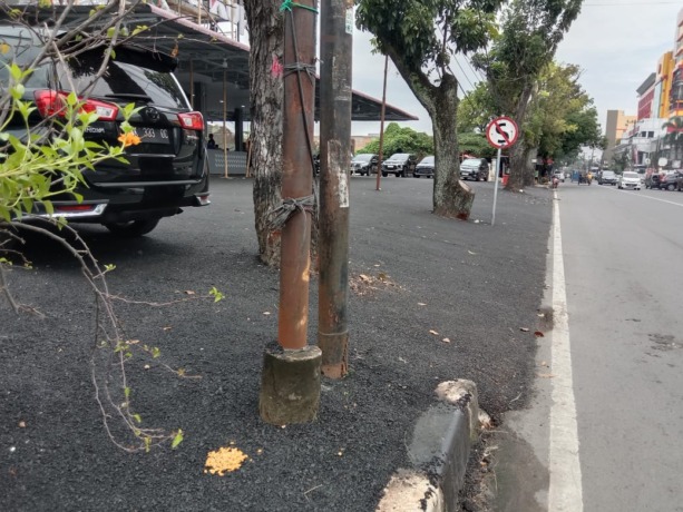 ASPAL: Dara Kupi mengaspal trotoar. ISTIMEWA/SUMUT POS