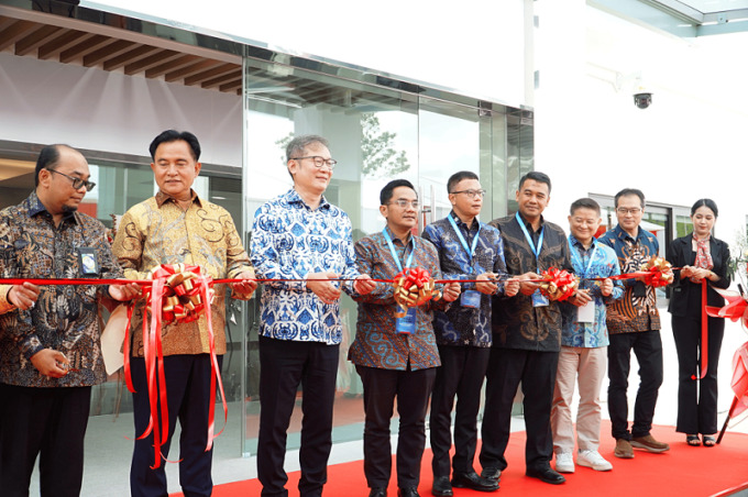 Telkomsel dan PT Pegaunihan Technology Indonesia resmi menandatangani sebuah Perjanjian Kerja Sama untuk menghadirkan solusi 5G terkini yang mendukung implementasi AI dan IoT tingkat tinggi di fasilitas manufaktur cerdas (Smart Factory) di Batam.