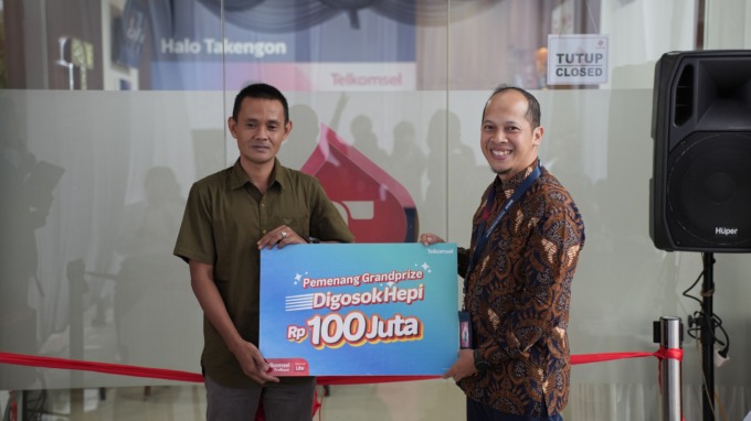 Telkomsel serahkan hadiah Grand Prize senilai Rp100 juta kepada pemenang asal Kabupaten Bener Meriah, Provinsi Aceh. Penyerahan hadiah dilakukan langsung oleh General Manager Consumer Business Region Sumbagut Telkomsel, Agung E Setyobudi, pada Senin, 28 April 2025 di GraPARI Takengon dan diterima langsung oleh bapak Dedi Syahputra selaku pemenang yang merupakan seorang pedagang di Kabupaten Bener Meriah, Provinsi Aceh.