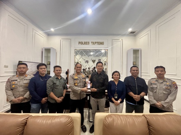 Foto bersama Manajemen PLN UP3 Sibolga dengan Polres Tapanuli Tengah.