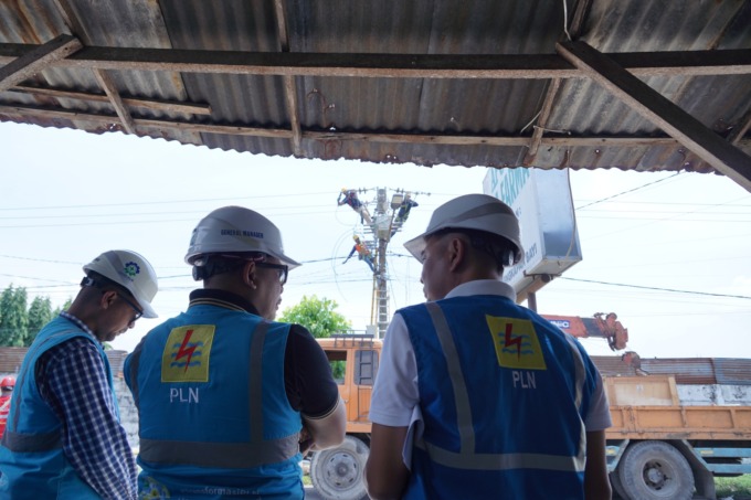 General Manager PLN UID Sumut (dua dari kiri) saat melakukan inspeksi pekerjaan pemasangan key point, didampingi oleh Manager K3L dan Keamanan (kanan) dan Pengawas Pekerjaan (kiri) (23/4)